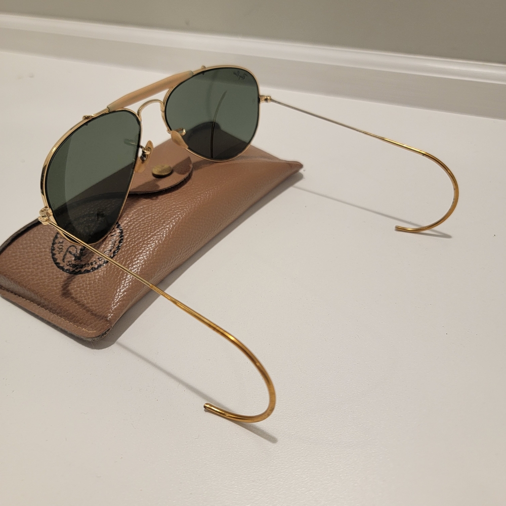 Ray-Ban Gold Aviator Sunglasses with Dark Green Lenses